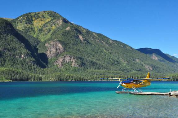 Hidroavião em um dos mais belos lagos ao longo da Alaska Highway, na British Columbia, no Canadá